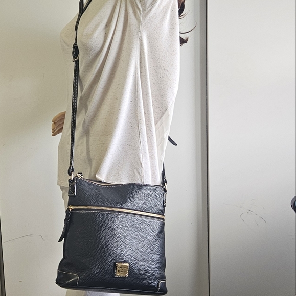 Like!New!Dooney and bourke Black Pebbled Leather Crossbody Bag - Picture 3 of 12